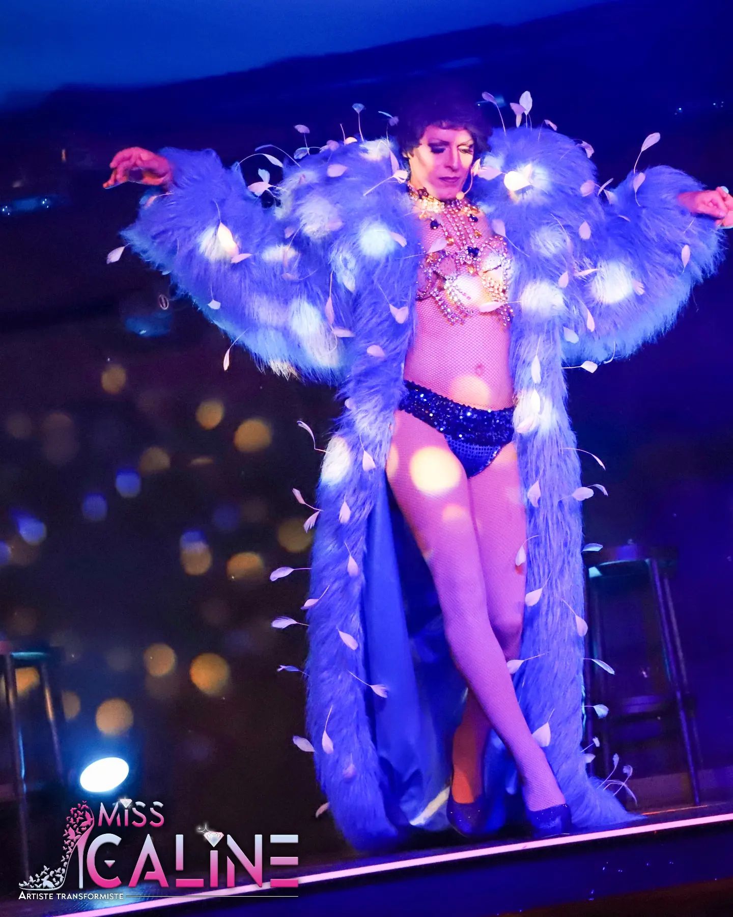 L'expérience n'est une lumière qui n'éclaire que soi-même.
Au @cabaret_labelleepoque
Lumière par @sonoplusaudiovisuel
Nous partageons des moments uniques avec vous !
#nofilter #feathers #danse #reve #messagedujour #creation #passion #inspiration #exigence #nouveauté #cabaretshow #instartistes #artistsoninstagram #intermittentduspectacle #showtime #SpectacleVivant #culture #artiste #misscaline #intermittent #transformista #transformiste #artist #musichall #magie #hautsdefrance #picardie #cabaret #spectacle #show