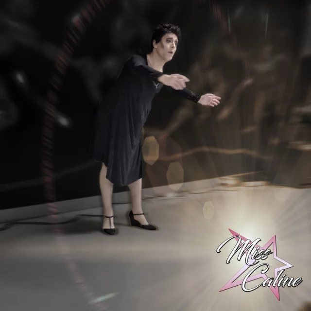 La Môme est parmi nous !
Aujourd’hui, je vous dévoile une facette de moi… Une évocation troublante d’Édith Piaf, l’icône intemporelle de la chanson française. Coïncidence ou destin ? Peut-être un peu des deux…
Un hommage à cette grande dame qui a marqué nos cœurs à jamais. 
Et vous, quelle chanson de Piaf vous émeut le plus ?
#ÉdithPiaf #Hommage #LaMôme #Ressemblance #MissCaline #misscaline_transformiste