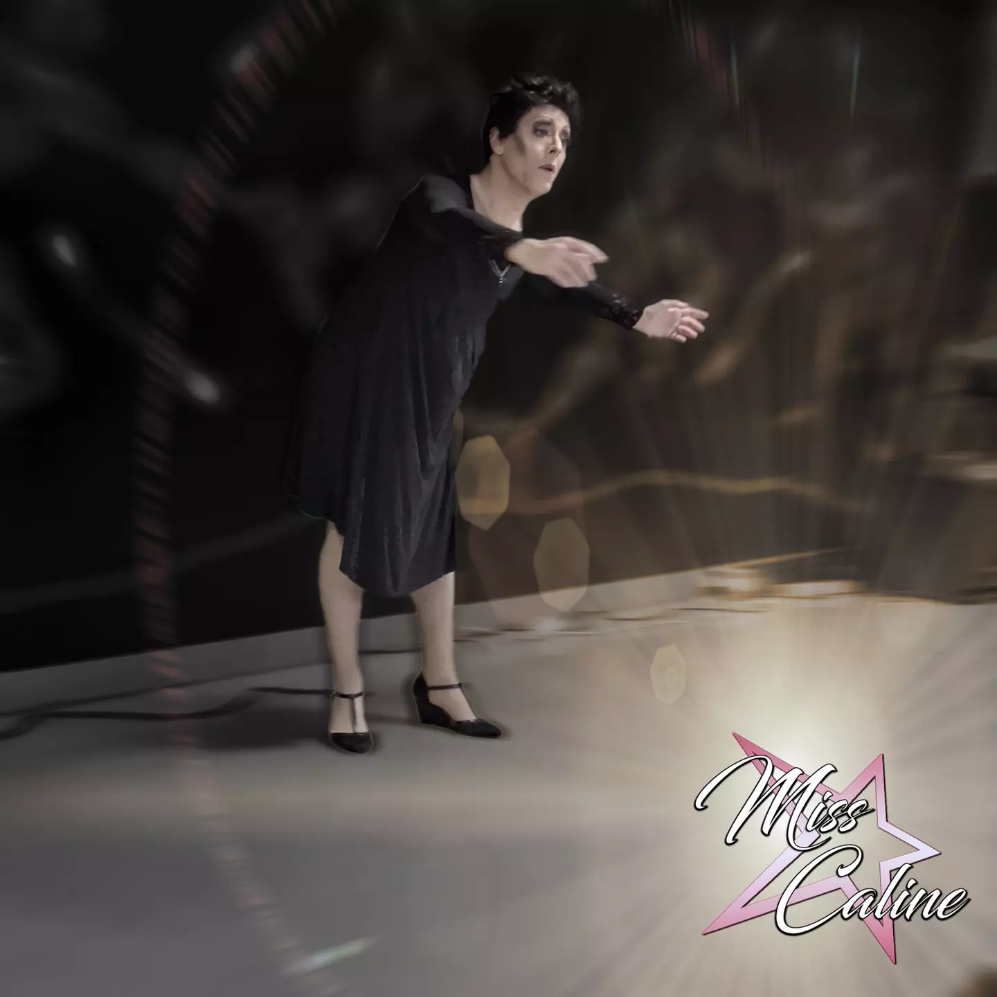 La Môme est parmi nous !
Aujourd’hui, je vous dévoile une facette de moi… Une évocation troublante d’Édith Piaf, l’icône intemporelle de la chanson française. Coïncidence ou destin ? Peut-être un peu des deux…
Un hommage à cette grande dame qui a marqué nos cœurs à jamais. 
Et vous, quelle chanson de Piaf vous émeut le plus ?
#ÉdithPiaf #Hommage #LaMôme #Ressemblance #MissCaline #misscaline_transformiste