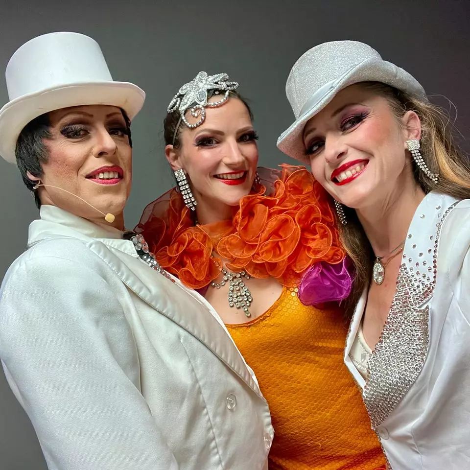 Un moment magique hier soir avec Les Stars Angels
Pour fêter 50 ans de mariage, nous avons eu la joie de présenter notre spectacle devant un public chaleureux et ému.
Merci aux mariés pour leur confiance.
#LesStarsAngels #MissCaline #SpectacleCabaret #50AnsDAmour #CréaShow