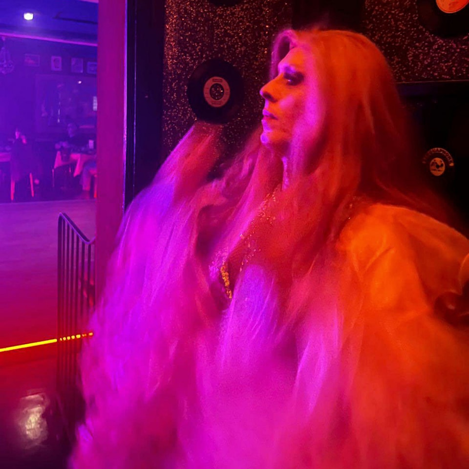 Il y a dans l’attente, avant d’entrer en scène, ce mélange d’impatience et de vertige…
Un battement suspendu entre le rêve et le réel.
#dalida #transformiste #artiste