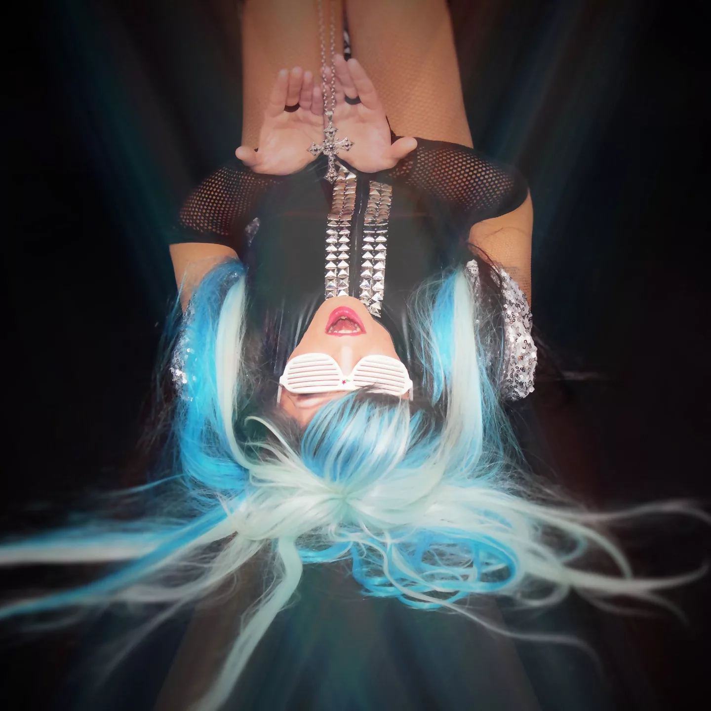 Et vous, quelle chanson pop ou disco vous donne envie de danser sans réfléchir ?
Pour moi, ces musiques sont bien plus que des refrains entraînants : elles sont au cœur de mon art et nourrissent mes métamorphoses sur scène.
Dans l’article du jour, je vous ouvre les coulisses de cette influence magique entre pop, disco et transformisme.
À découvrir ici : https://www.miss-caline.fr/blog/l-influence-de-la-musique-pop-et-disco-sur-le-transformisme/
#transformisme #cabaret #misscaline #popmusic #discovibes #spectaclevivant #artdelascene #costumesscintillants #Métamorphose #cabaretshow #scenefrancaise #danseetmusique