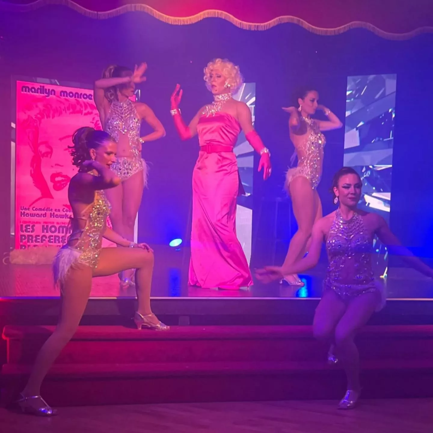 Hier soir au @cabaret_labelleepoque , j’ai encore sorti ma meilleure Marilyn : robe rose, gants assortis et attitude “diamants + drama”.
Le public était chaud… mais alors la route du retour, elle, beaucoup moins. 😅❄️

Parce qu’après avoir chanté “Diamonds Are a Girl’s Best Friend”, j’ai eu droit à “La Neige Est Une Fille Pas Très Sympa” :
3h15 pour rentrer au lieu de 1h30.
À ce stade, j’étais plus proche de la Reine des Neiges que de Marilyn. 💎⛄️

Mais bon… tant qu’il y a des paillettes sur scène, je pardonne tout. ✨😘

#Cabaret #Transformiste #MissCaline #MarilynVibes #LaBelleÉpoque #RouteÉpique #Neige1Moi0 #ShowMustGoOn #PaillettesJusquAuBoutDesPneus