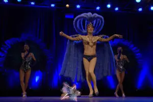 Miss Caline Transformiste Artiste Plumes Strass Paillettes mars 2024