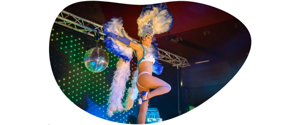 Artiste transformiste avec un numéro de plumes