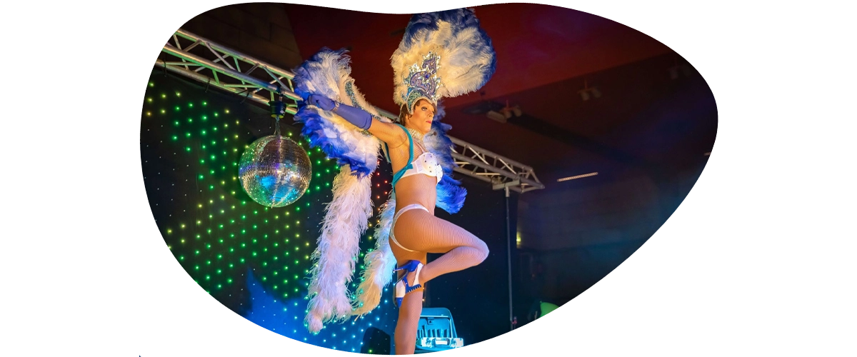 Artiste transformiste avec numéro de plumes
