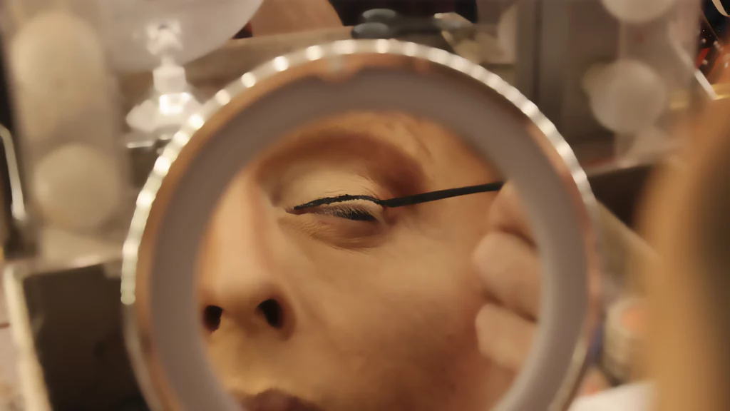 artiste transformiste - Miss Caline en maquillage transformation