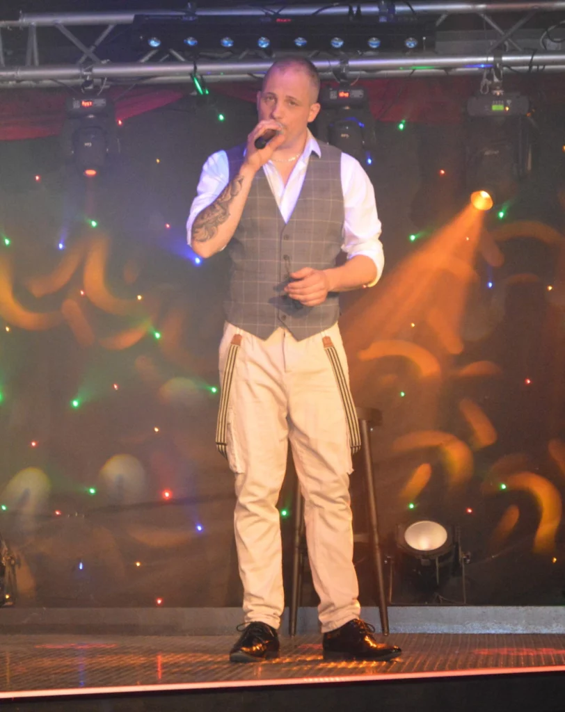 Au cabaret La Belle Époque avec Tony Parkan chanteur