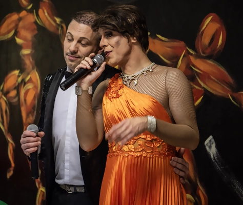 spectacles en duo avec transformiste, chanteur et danseuses