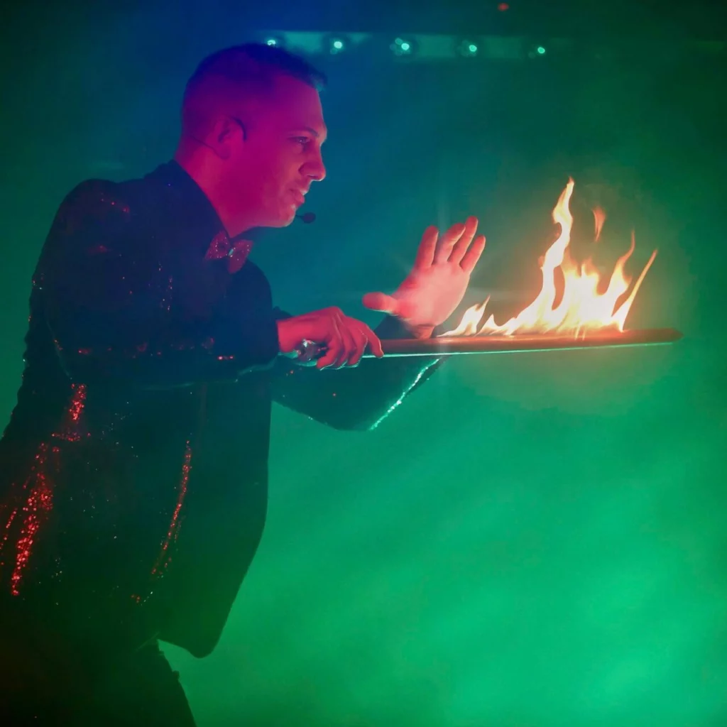 Tony Parkan est chanteur et magicien au cabaret La Belle Epoque