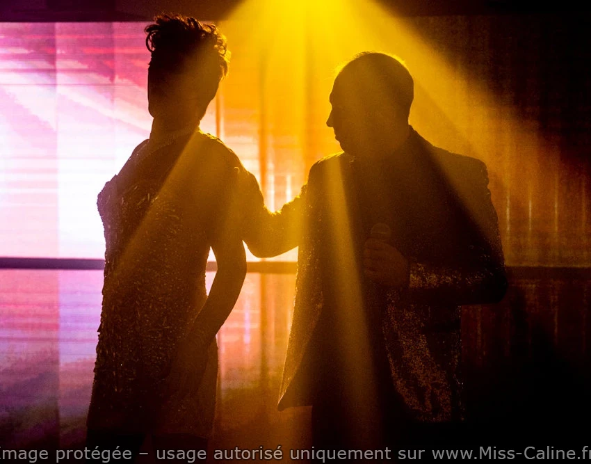 Spectacle transformiste sous les projecteurs