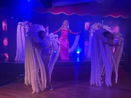 artiste transformiste au cabaret la belle epoque hollywood 2025