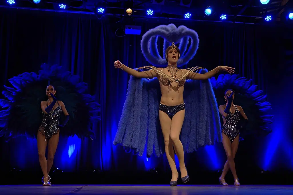 blog dans les coulisses de la creation transformiste costumes danseuses