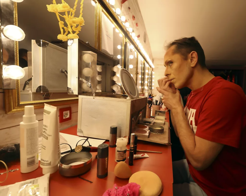 blog la realite derriere les paillettes le vrai quotidien dun artiste transformiste creation