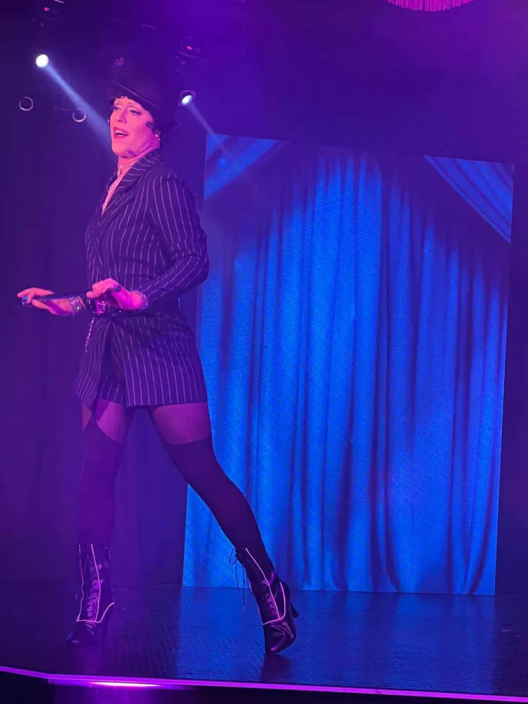 miss caline au cabaret la belle epoque avec le spectacle hollywood 2025