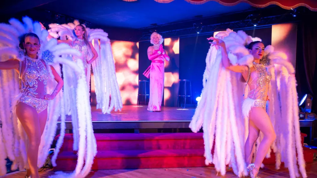 miss caline marilyn monroe plumes au cabaret la belle epoque avec le spectacle hollywood 2025