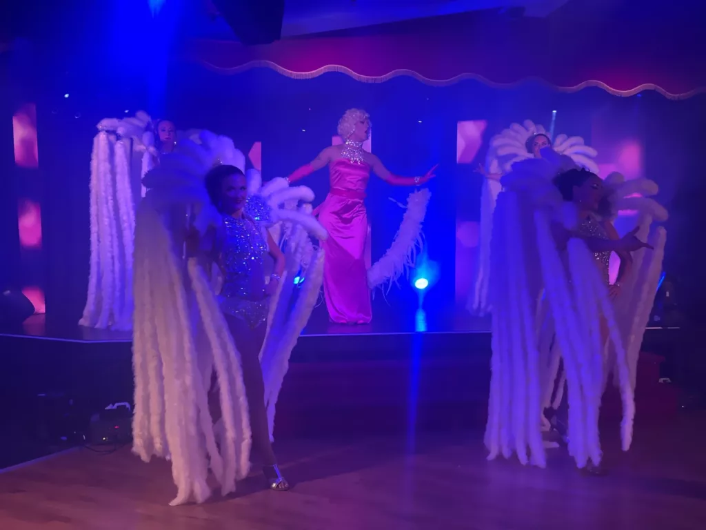 blog la realite derriere les paillettes le vrai quotidien dun artiste transformiste cout metamorphose