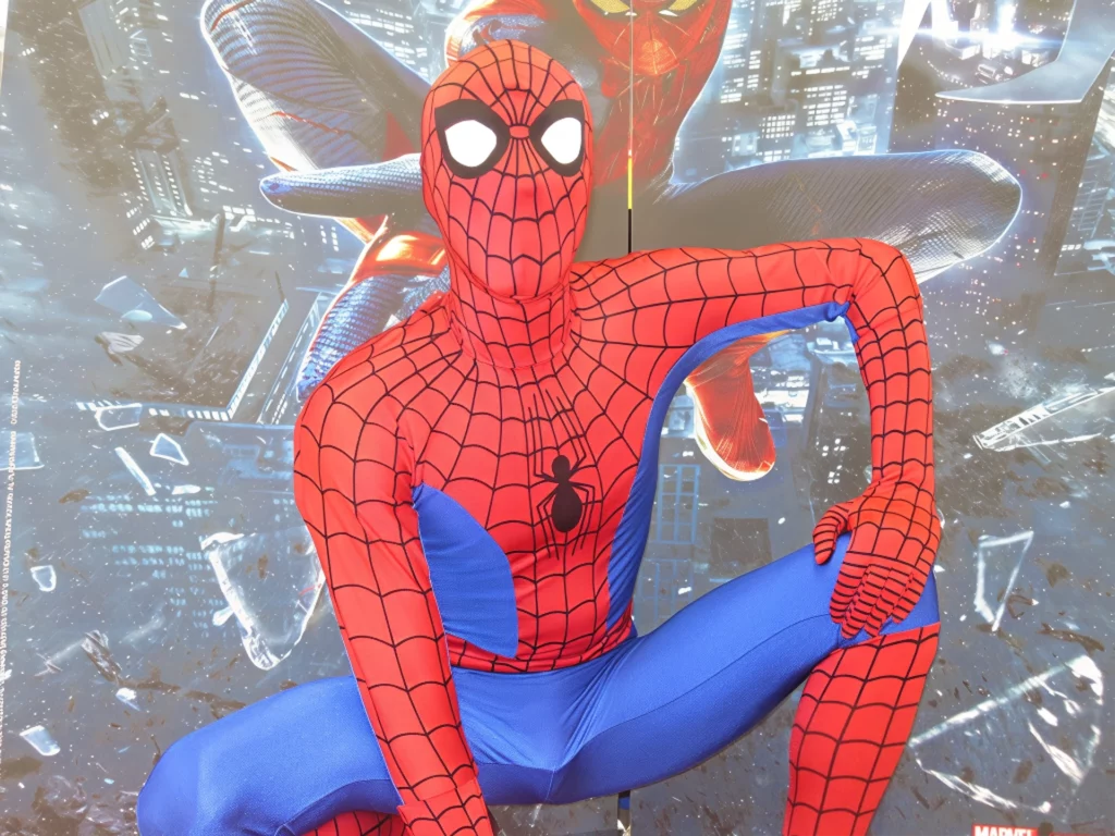 quand le theatre bouscule la scene spiderman mascotte