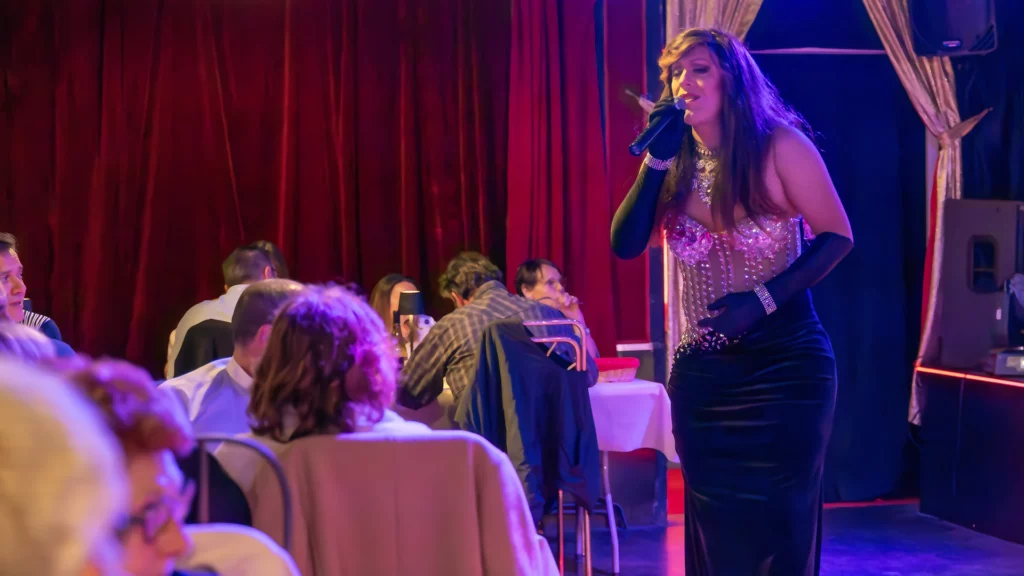 Bonjour des artistes au cabaret La Belle Epoque à Briquemesnil Floxicourt