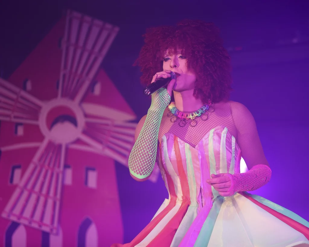 Deux univers différents, mais un même respect Artiste transformiste ou drag queen quelle est la différence
