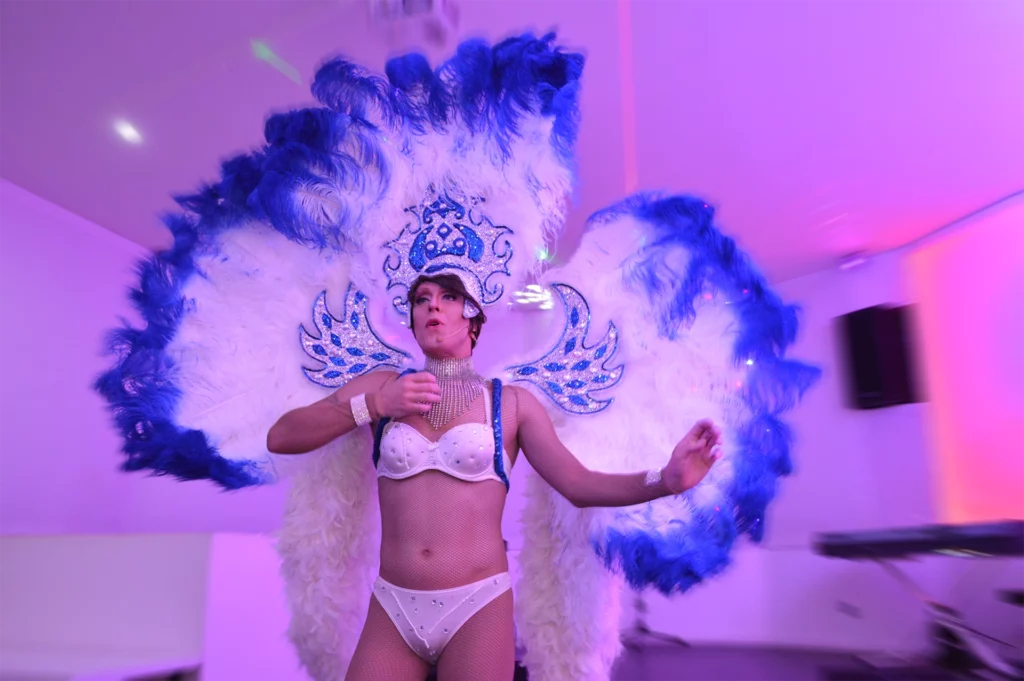 La métamorphose ne s'arrête pas au costume Artiste transformiste ou drag queen quelle est la différence