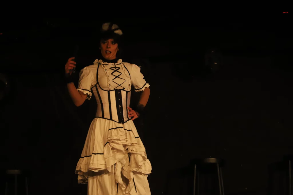 Une revue avec plusieurs personnages Artiste transformiste ou drag queen quelle est la différence