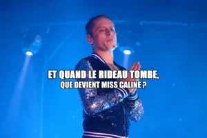 Miss Caline réalise son démaquillage sur scène lors du final de son spectacle transformiste