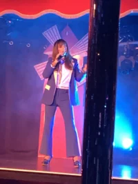 Clara Luciani (La grenade) pour le spectacle 2018 à 2023 au cabaret La Belle Epoque