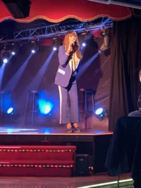 Clara Luciani (Respire encore) pour le spectacle 2018 à 2023 au cabaret La Belle Epoque