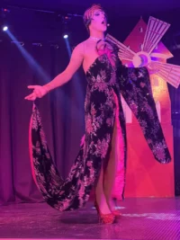 Démaquillage (Regardez moi) pour le spectacle 2018 à 2023 au cabaret La Belle Epoque