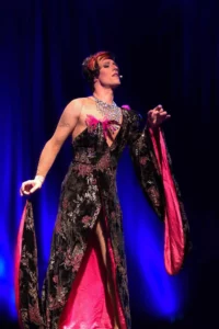 Regardez moi (Démaquillage) à Franconville avec le spectacle FEVER de 2023 à 2024 pour le cabaret La Belle Epoque
