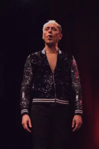 Regardez moi à Franconville avec le spectacle FEVER de 2023 à 2024 pour le cabaret La Belle Epoque