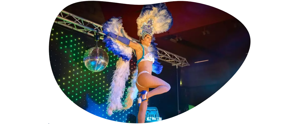 Artiste transformiste avec numéro de plumes