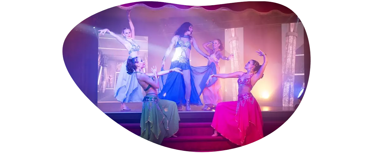 Tableau oriental au cabaret La Belle Époque